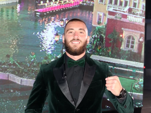 „KAO NEKA STARLETA“: Mensur Ajdarpašić izazvao veliku pažnju, evo kako se bivši zadrugar PONAŠA U BEOGRADU! (FOTO)