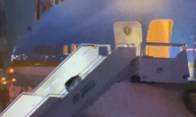 BAJDENU PONOVO ZATROKIRALE BATERIJE! Predsednik SAD „poljubio“ stepenice dok se ukrcavao u avion (VIDEO)