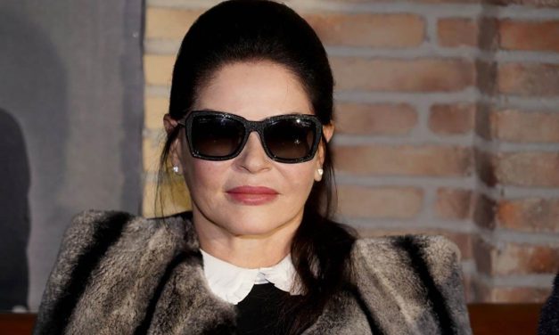 SRPSKI PEVAČ IZGUBIO NA SUDU OD BIVŠE LJUBAVNICE: Tužio je zbog iznošenja „prljavog veša“ na Fejsbuku!