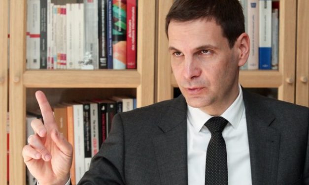 Jovanoviću, vrati francuski pasoš! PREDSTAVLJA SE KAO NAJVEĆI SRBIN, A IMA REZERVNU DRŽAVU