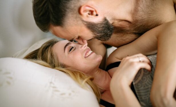 Seks će biti fenomenalan, samo ovo pitanje postavite svom partneru u krevetu, otkriva seksolog