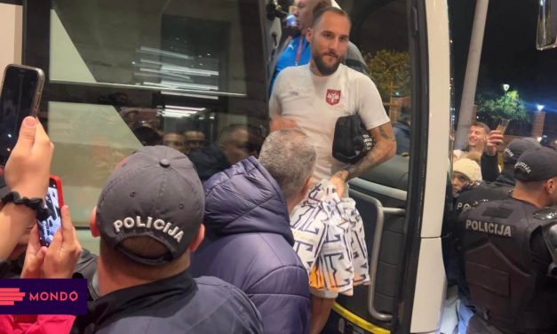 FUDBALERI SRBIJE NISU POZDRAVILI NAVIJAČE KOJI SU IH ČEKALI ISPRED HOTELA! (VIDEO)