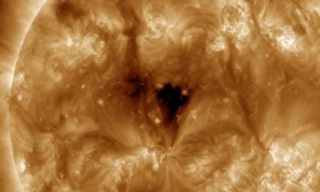 NIJE DOBRO, SPREMITE SE! Iz ogromne RUPE na Suncu nešto JURI KA ZEMLJI, izdato UPOZORENJE za celu planetu, kada ovo krene…