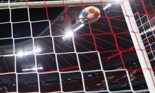 TRAGEDIJA U BUNDESLIGI! SUZE I PLAČ NA STADIONU! Navijač preminuo tokom utakmice!