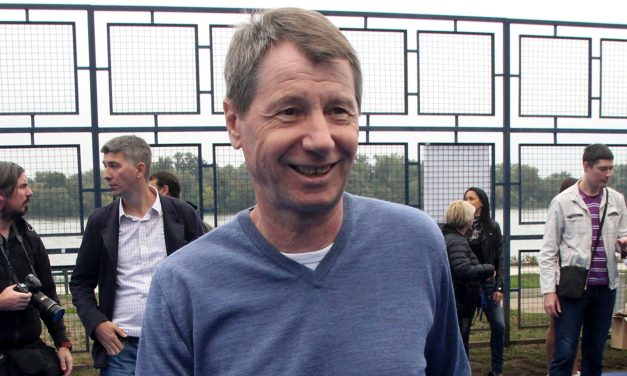 Moka Slavnić u osmoj deceniji našao ljubav: U pitanju je dve i po decenije mlađa dama, svi je znate FOTO