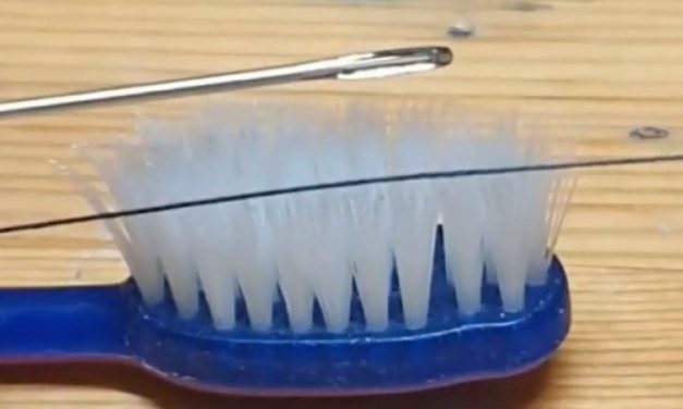 NAJBOLJI TRIK IKADA! Da biste uvukli konac u iglu, potrebna vam je samo četkica za zube! (VIDEO)