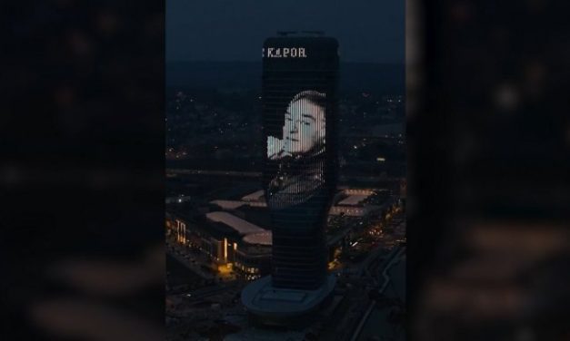 U ČAST VELIKOG UMETNIKA! Na Kuli Beograd oživljeno sećanje na legendarnog Moma Kapora! (VIDEO)