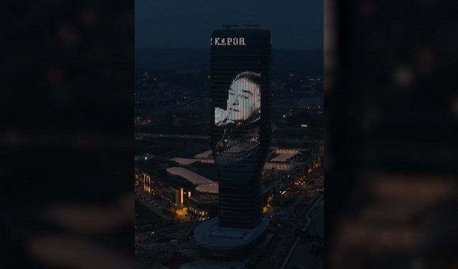 U ČAST VELIKOG UMETNIKA! Na Kuli Beograd oživljeno sećanje na legendarnog Moma Kapora! (VIDEO)