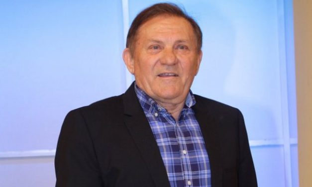 LETE ŠUŠKE! MILOŠ BOJANIĆ ORGANIZOVAO TAKMIČENJE U FARBANJU JAJA! Pevač delio novčane nagrade, evo ko je sudija!