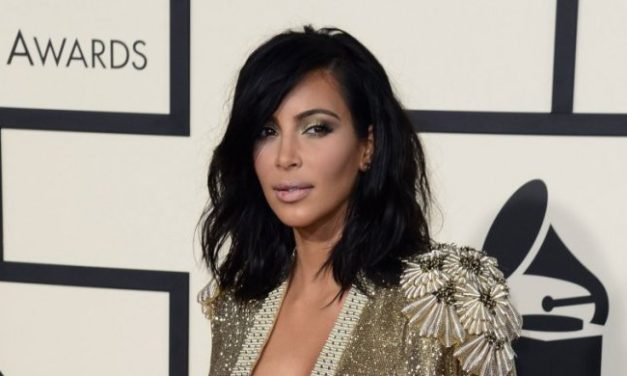 KIM KARDAŠIJAN IZAZVALA GNEV JAVNOSTI ZBOG LOŠEG FOTOŠOPA: Čekaj, gde ti je srednji prst?!