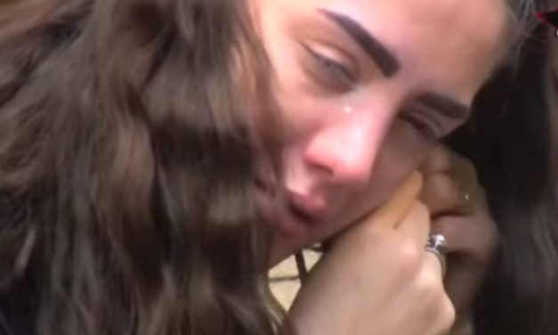 Anđela kroz suze PREKLINJE porodicu da se oglase PUTEM PISMA: “Zašto bar brat ne pošalje“