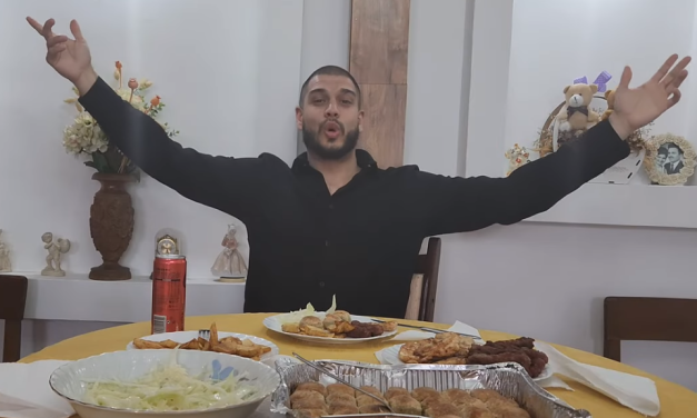 “JA NISAM U DUŠI PRAZAN“ Dejan Dragojević slavi BAJRAM, roditelji i brat David nisu kraj njega, a evo ko se IPAK POJAVIO za stolom (video)