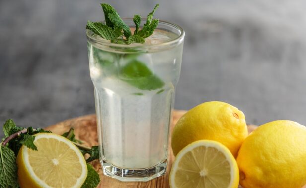 Nutricionisti ovaj napitak zovu“čašom zdravlja“: 5 razloga da svako jutro popijete vodu s limnunom