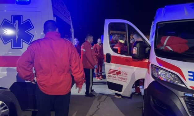 JAUCI ISPRED HITNE POMOĆI U MLADENOVCU! Porodica i prijatelji pokušavaju da dođu do bilo kakve informacije o povređenima