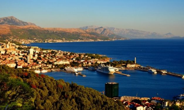 PAKAO ZA TURISTE U SPLITU! GRAD UVEO DRAKONSKE KAZNE! Ko jede i pije na površinama javne namene, moraće da plati stotine evra!
