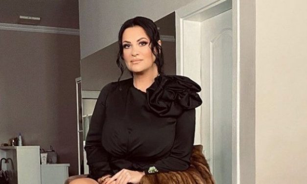 PRVE SLIKE JANE TODOROVIĆ NAKON HAPŠENJA! Pevačica po sletanju u Beograd odmah odradila tezgu! (FOTO)