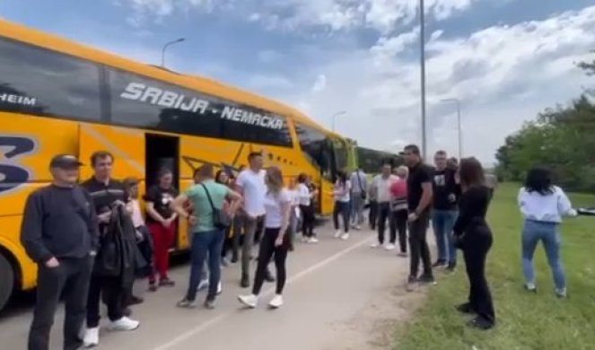 LESKOVAC I KLADOVO SVIM SRCEM UZ PREDSEDNIKA SRBIJE! Uzbuđeni građani krenuli na skup „Srbija nade“ (VIDEO)