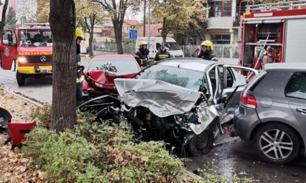 (UZNEMIRUJUĆI VIDEO) IZ SLAVLJA U KATASTROFU! U udesu povređeni maturanti u Novom Pazaru, SLUPANA ČETIRI AUTOMOBILA