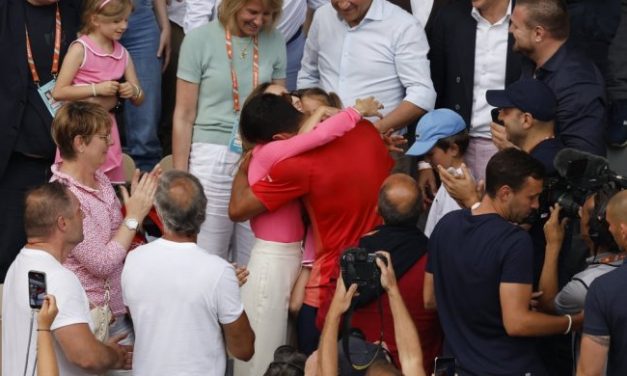 EMOTIVAN MOMENAT! Pogledajte kako je Novak sa porodicom proslavio trijumf (VIDEO)