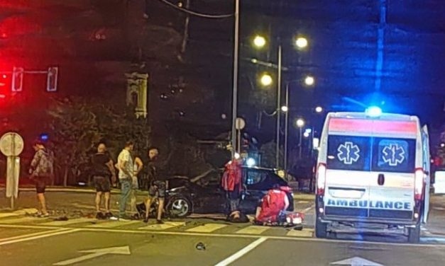 (VIDEO/FOTO) SAOBRAĆAJNA NESREĆA NA NOVOM BEOGRADU! Hitna ukazuje pomoć povređenima, delovi vozila na sve strane