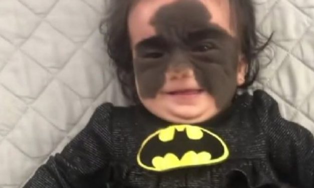 ZVALI SU JE „BETMEN LICE“, A SADA MALENA LUNA IMA NOVI ŽIVOT! Devojčica je porasla i dobila potpuno drugačiji izgled (FOTO/VIDEO)
