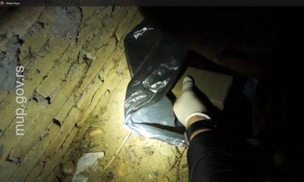 EVO KOLIKO KILA HEROINA I KOKAINA JE PRONAŠLA POLICIJA: Diler pao u Ostružnici (VIDEO)