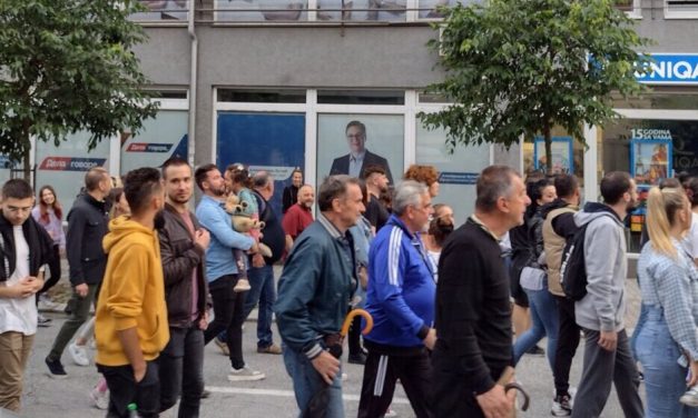 Vučićev nasmejeni lik kao da pozdravlja protestante: Kako je izgledao skup „Srbija protiv nasilja” u Kragujevcu? (FOTO)
