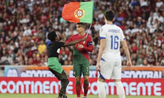 NADREALNE SCENE U PORTUGALU! KAKAV HIT! Navijač uleteo na teren i PODIGAO RONALDA! (VIDEO)