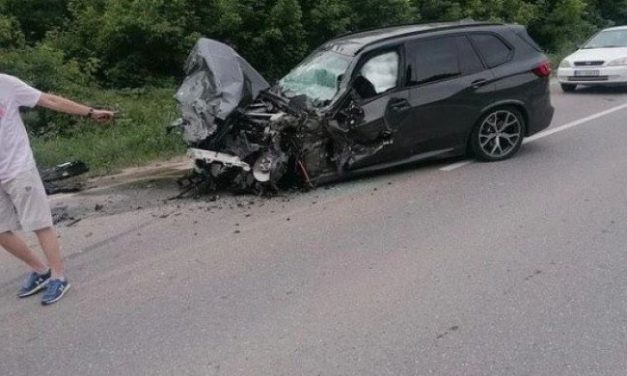 TEŽAK UDES U VALJEVSKOJ LOZNICI! Direktan sudar kombija i automobila, vozilo sletelo sa puta i prevrnulo se (FOTO)