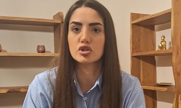 „JE L’ TE NIJE SRAMOTA TAKO DA STANEŠ ISPRED SVETINJE?!“ Anđela Đuričić posetila manastir Ostrog, pratioci nemaju milosti!