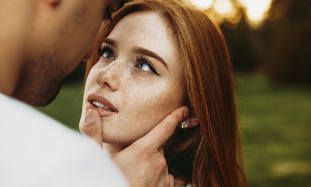 Love bombing: Šta se krije iza bombardovanja ljubavlju