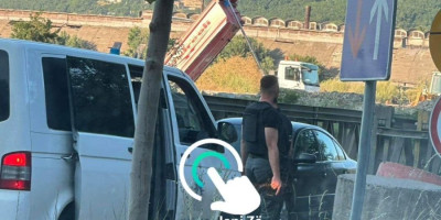 Zlo u najavi! Kurtijevi „policajci“ u Mitrovici saobraćaj regulišu oružjem!