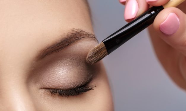 Nanošenje senke za oči “pantyhose” tehnikom: Makeup koji osvaja svet!