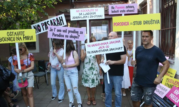 FOTO „Ne kockajte se sa ljudskim zdravljem i životima“: Protest pacijenata Dnevne bolnice u Paunovoj