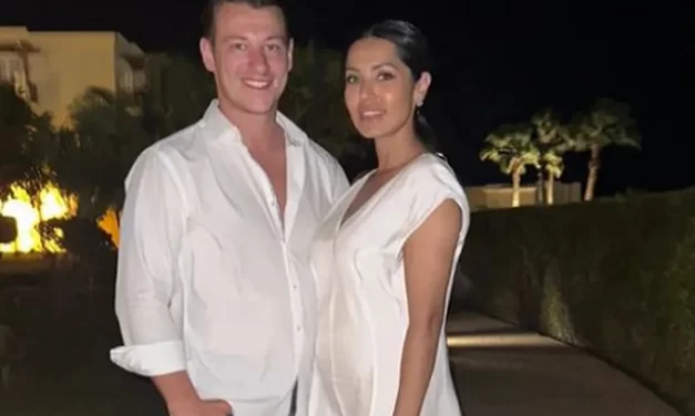 Čestitamo! Muhamed VERIO Tanju Savić na ROMANTIČNOJ VEČERI UZ SVEĆE NA OBALI MORA!