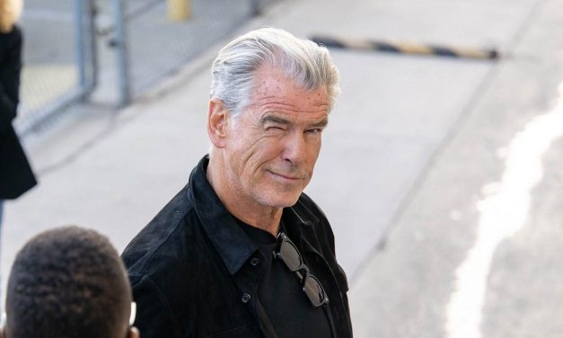 PIRS BROSNAN ZAPALIO MREŽE SLIKOM SA ŽENOM: „Obožavam svaku oblinu njenog tela!“