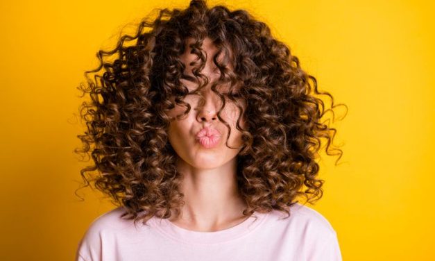 6 najboljih frizura za kovrdžavu kosu: Glamurozne i seksi
