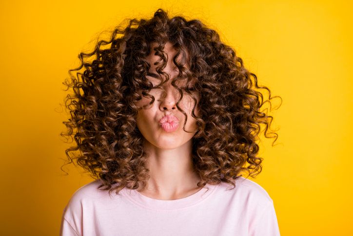 6 najboljih frizura za kovrdžavu kosu: Glamurozne i seksi