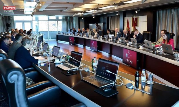 Abazović uvodi rubriku čitanje štampe, Šćekić medije krivi za sliku o zdravstvu