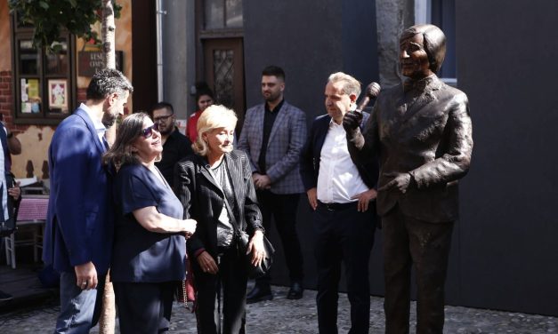 Ćerka i supruga otkrile spomenik Tomi Zdravkoviću: Gordana u suzama priznala da je prevarena i da od filma nije dobila ni dinar