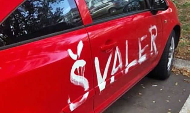 NATPIS NA AUTU U ŽARKOVU NASMEJAO SRBIJU „Ko je ovo napisao, žena ili ljubavnica?“