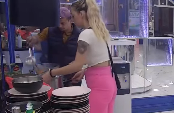 LETI HRANA, ŠOLJE, TANJIRI! Vanredno stanje u Beloj kući, svi ZGROŽENI ponašanjem cimera (VIDEO)