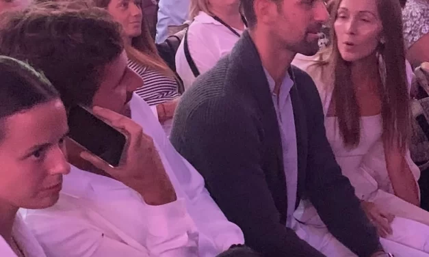 Jelena i Novak iz prvog reda bodrili Stjepana Hausera, a onda je Đoković IZAŠAO NA SCENU I ZASVIRAO! (Video)