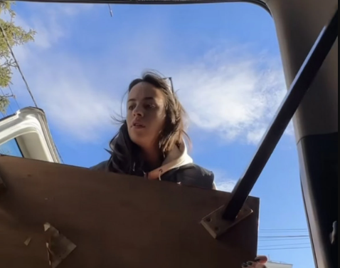 “Recite NE kupovini, a DA popravci“ Ćerka Jovana Memedovića UZELA bačen sto pored KONTEJNERA, svi bruje zbog njenog poteza