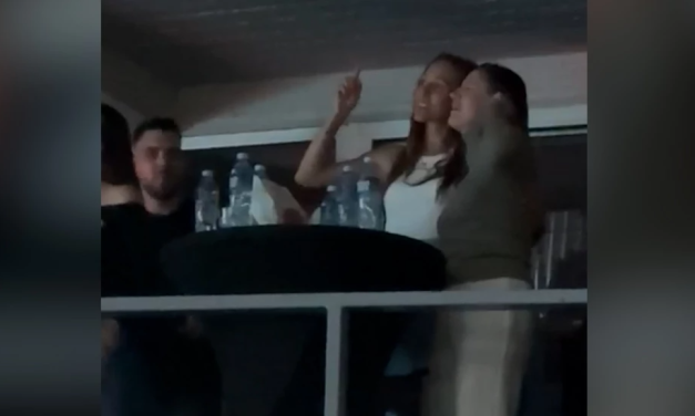 Jelena Đoković u TRANSU na koncertu Prijovićke, uči drugaricu tekst pesme: „Lagao si providno k’o pas“ (VIDEO)