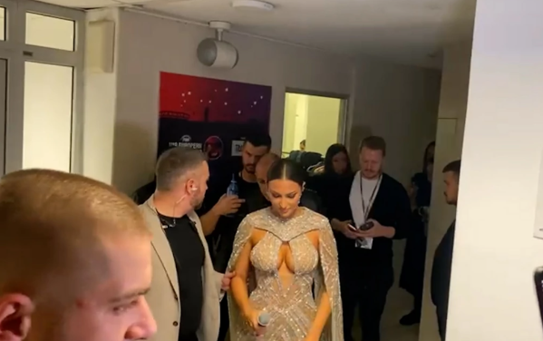 PRIJIN OTAC SA DEVOJKOM DOŠAO NA KONCERT U NIŠU Ova žena je Aleksandrina MAĆEHA, a tu su i baka i deka (VIDEO)
