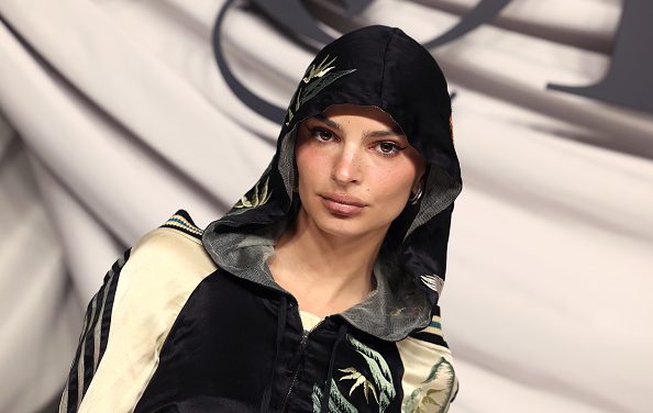 Još jedan povratak devedesetih: Čupava kapa Emily Ratajkowski je hit zimske sezone