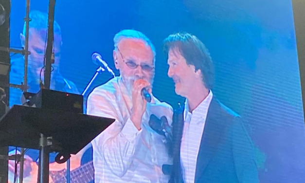 KAKAV SPOJ! Legendarni Zdravko Čolić IZNENADIO publiku na koncertu Dina Merlina
