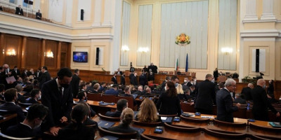 Ukrajina „zapalila“ bugarski parlament! Letelo perje zbog isporuke stare tehnike Kijevu
