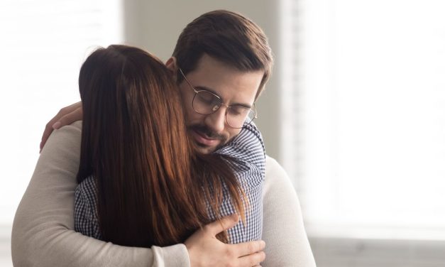 3 emocionalne reči zbog kojih se muškarci zaljubljuju: Sve je stalo u jednu rečenicu